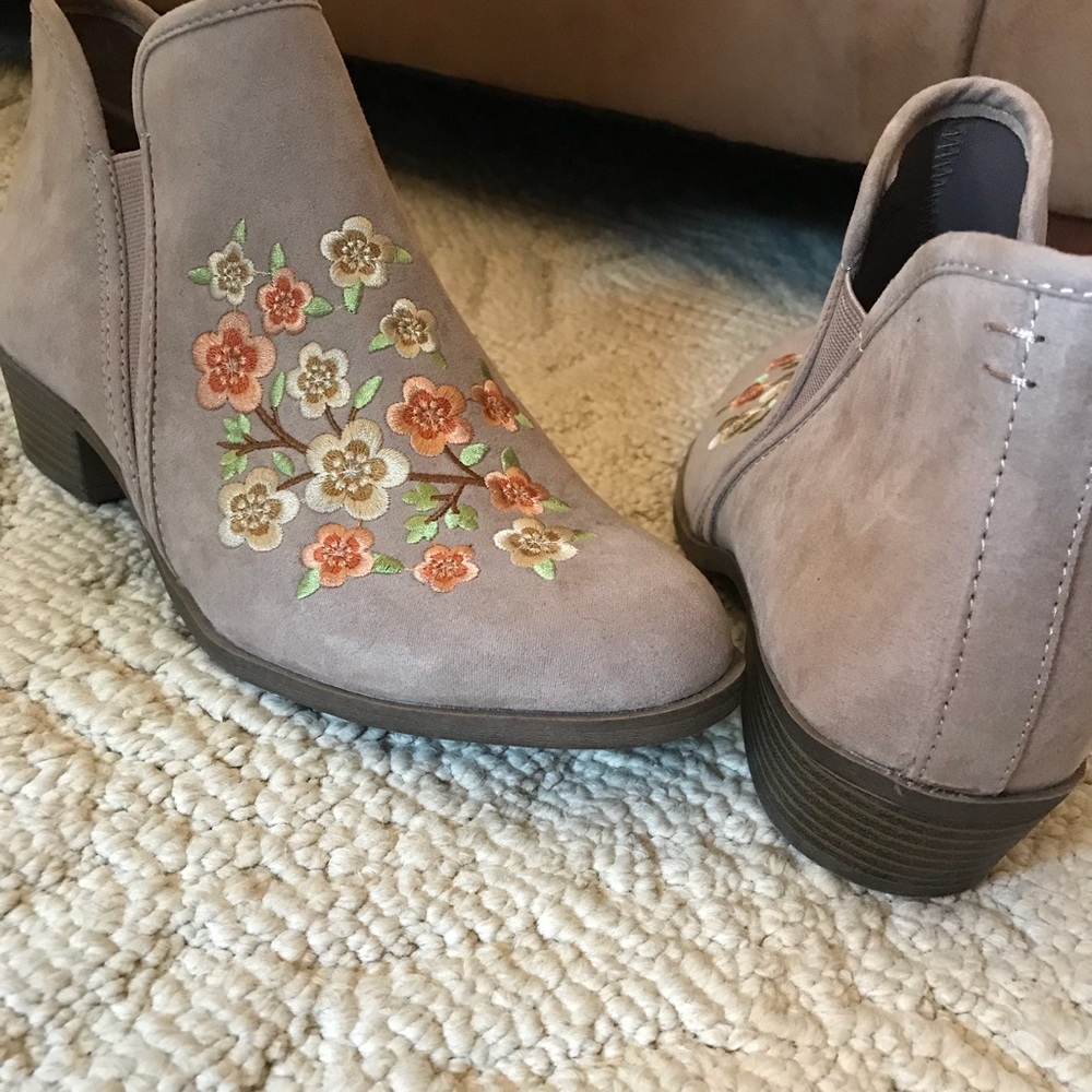 Cute Booties - Picture 2 of 2